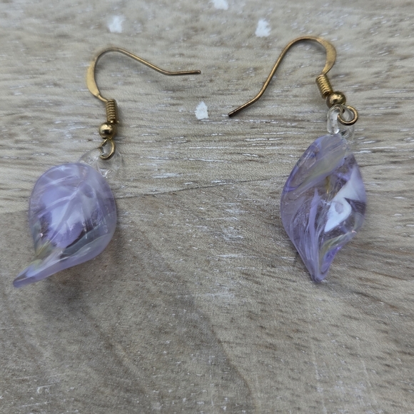83. Elegant Purple Glass Leaf Earrings - Picture 6 of 6